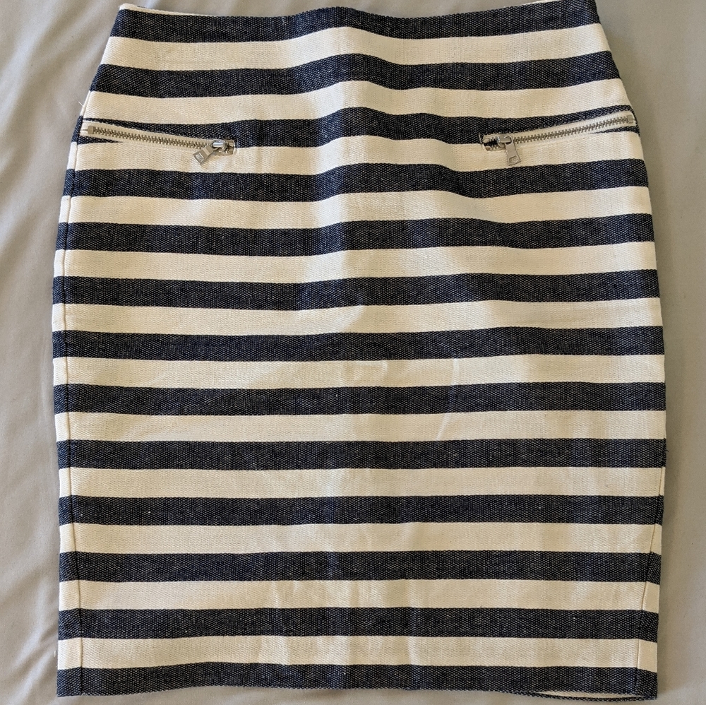 Ann Taylor Size 0P Knee Length Skirt